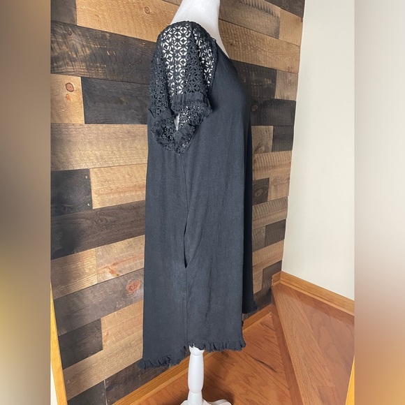 Umgee Black Linen Blend Crochet Sleeve  High Low Frayed Hem Dress, Size Medium - Picture 4 of 14